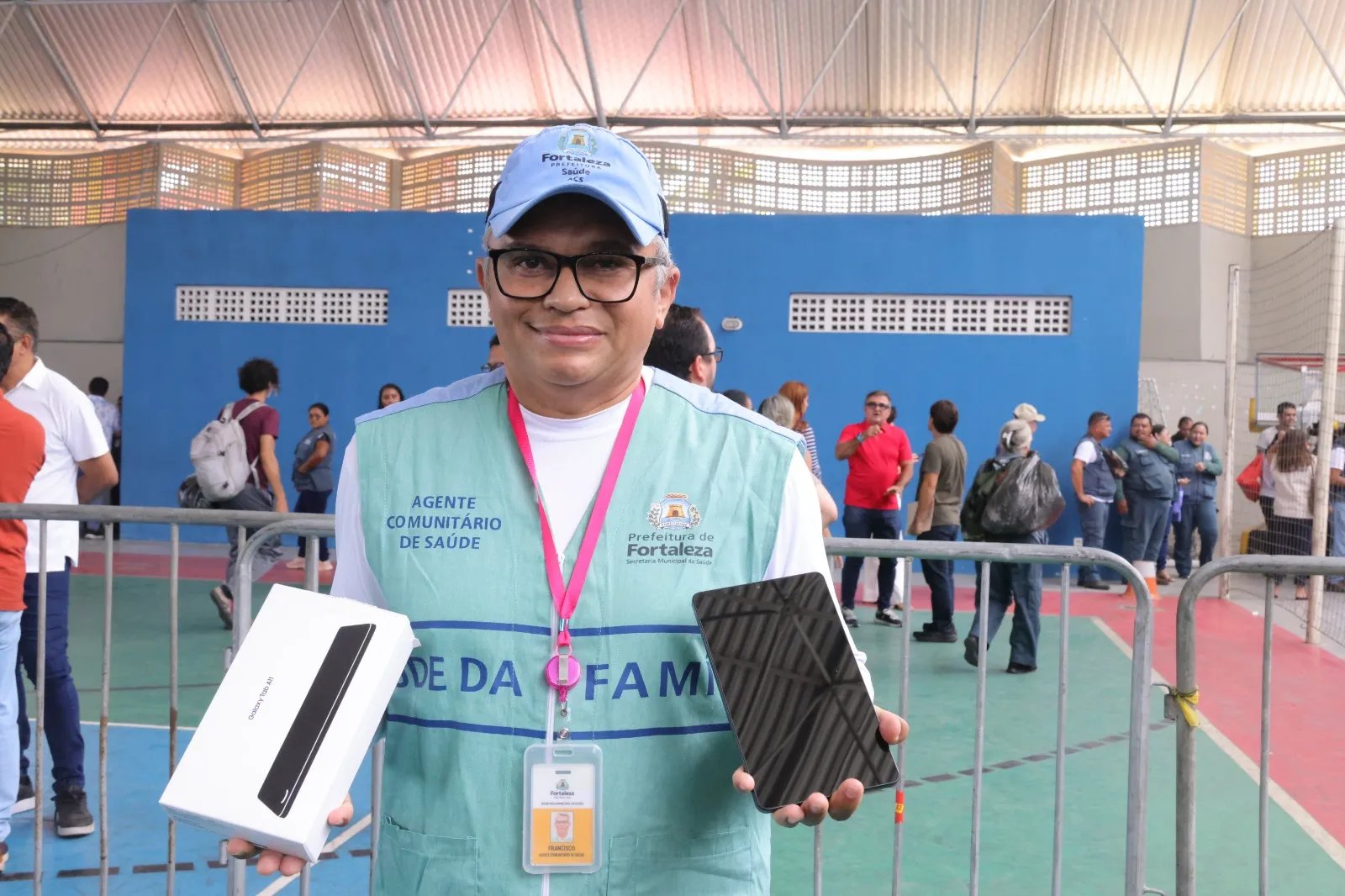 Francisco César posa para a foto com um tablet